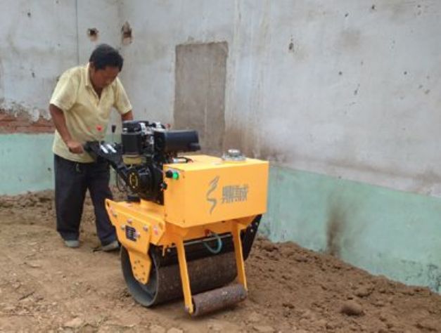 點擊查看詳細信息<br>標題：手扶式單輪壓路機工作照 閱讀次數(shù)：12076