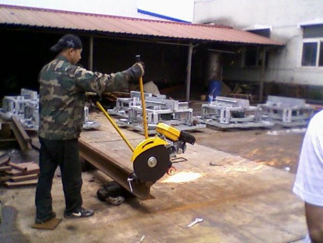 點擊查看詳細信息<br>標題：內(nèi)燃鋸軌機工作照 閱讀次數(shù)：11461