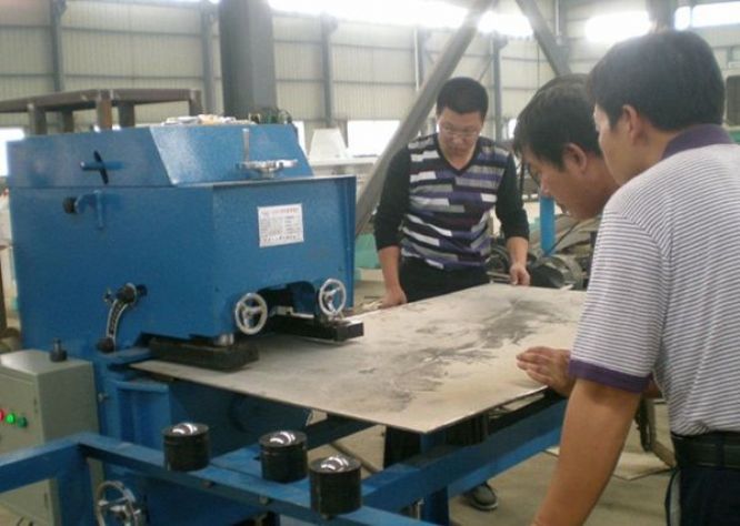 點擊查看詳細信息<br>標題：固定式平板坡口機工作照 閱讀次數(shù)：10885